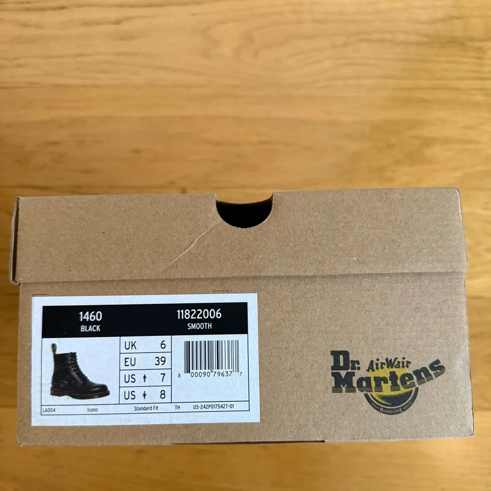 NWT Dr. Martens 1460 Black Smooth Leather Lace Up Boot - Women’s 8 / Men’s 7 - Picture 8 of 8